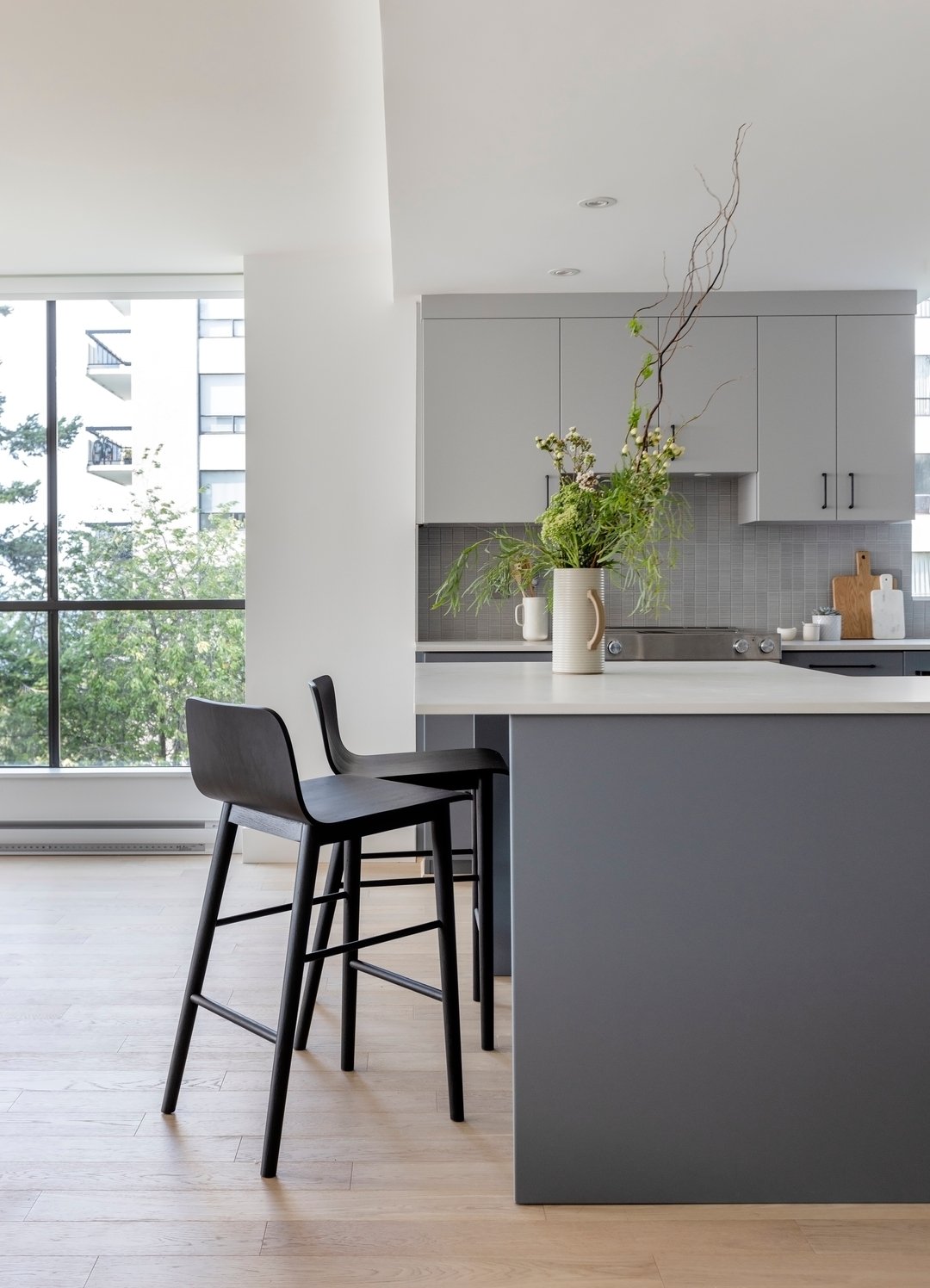 This recently revamped kitchen is now the heart of the home, blending sleek style with functionality!

Photo: @janisnicolayphotography
Design: @thehavencltv
Styling: @thehavencltv +@jvdesigngroup