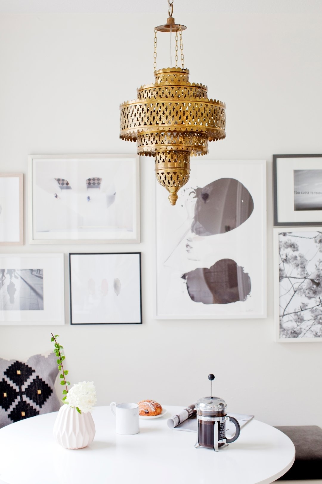 An oldie but a goodie! A gallery wall paired with breakfast of champions. 

Photo: @janisnicolayphotography