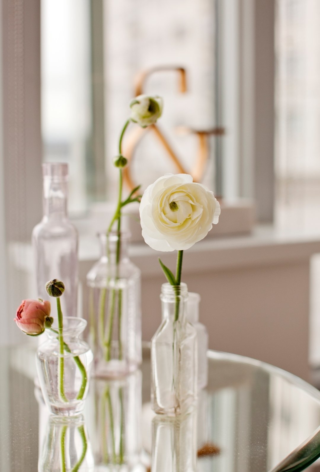 Flower Friday! Ranunculus are a personal favourite. What are yours?

Photo: @janisnicolayphotography