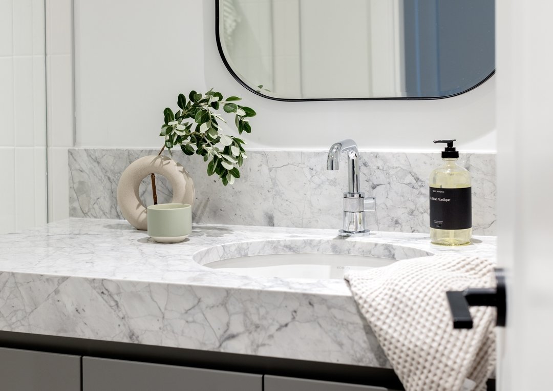If it's possible to fall in in love with marble, we think we have done so! If you have the budget for natural stone, it's a timeless choice. 

Photo: @janisnicolayphotography 
Contractor: @woodgreenconstruction.inc
Design: @thehavencltv
