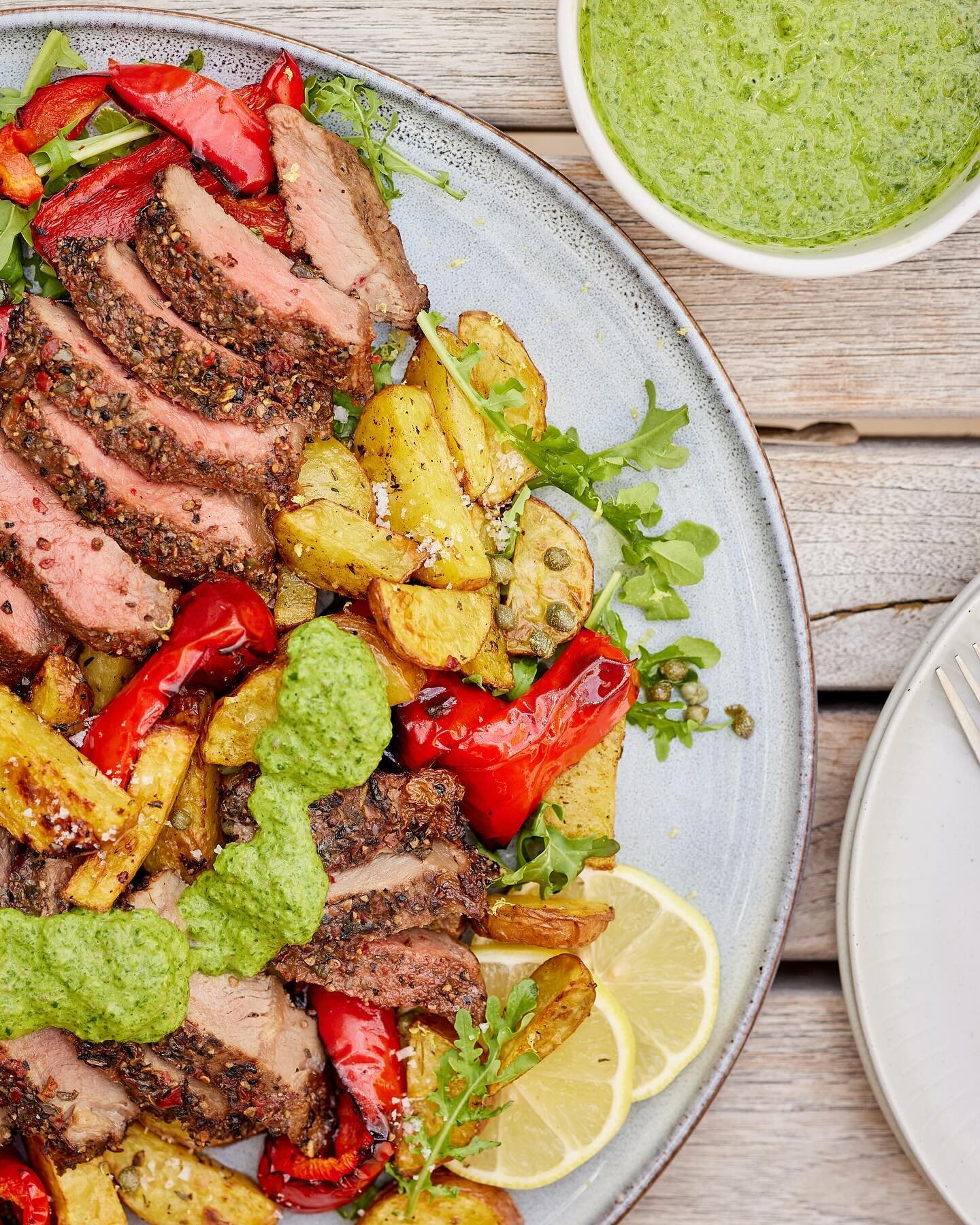 So I have to admit.. I was surprised.. but Airfryers cook steak beautifully! My team played with Airfrying various @harveybeefwa steaks for a recent shoot and what do you know.. they came out perfectly. I guess steak is all about a quick cook at high