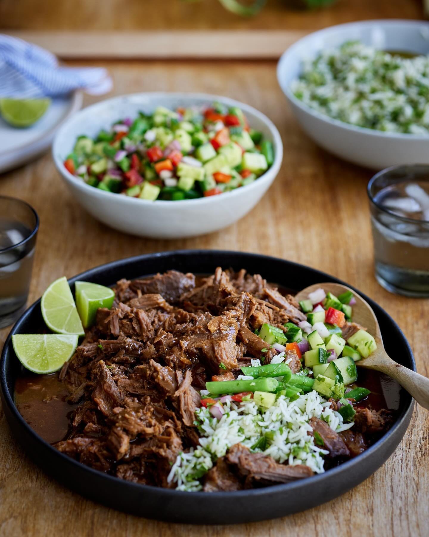 A little Sunday night dinner inspo in this Honey and Garlic slow cooked beef, developed for @harveybeefwa 
Follow the link from their feed through to the full recipe which, I promise, is lip smacking, served with a fresh salsa and rice salad.
Happy S