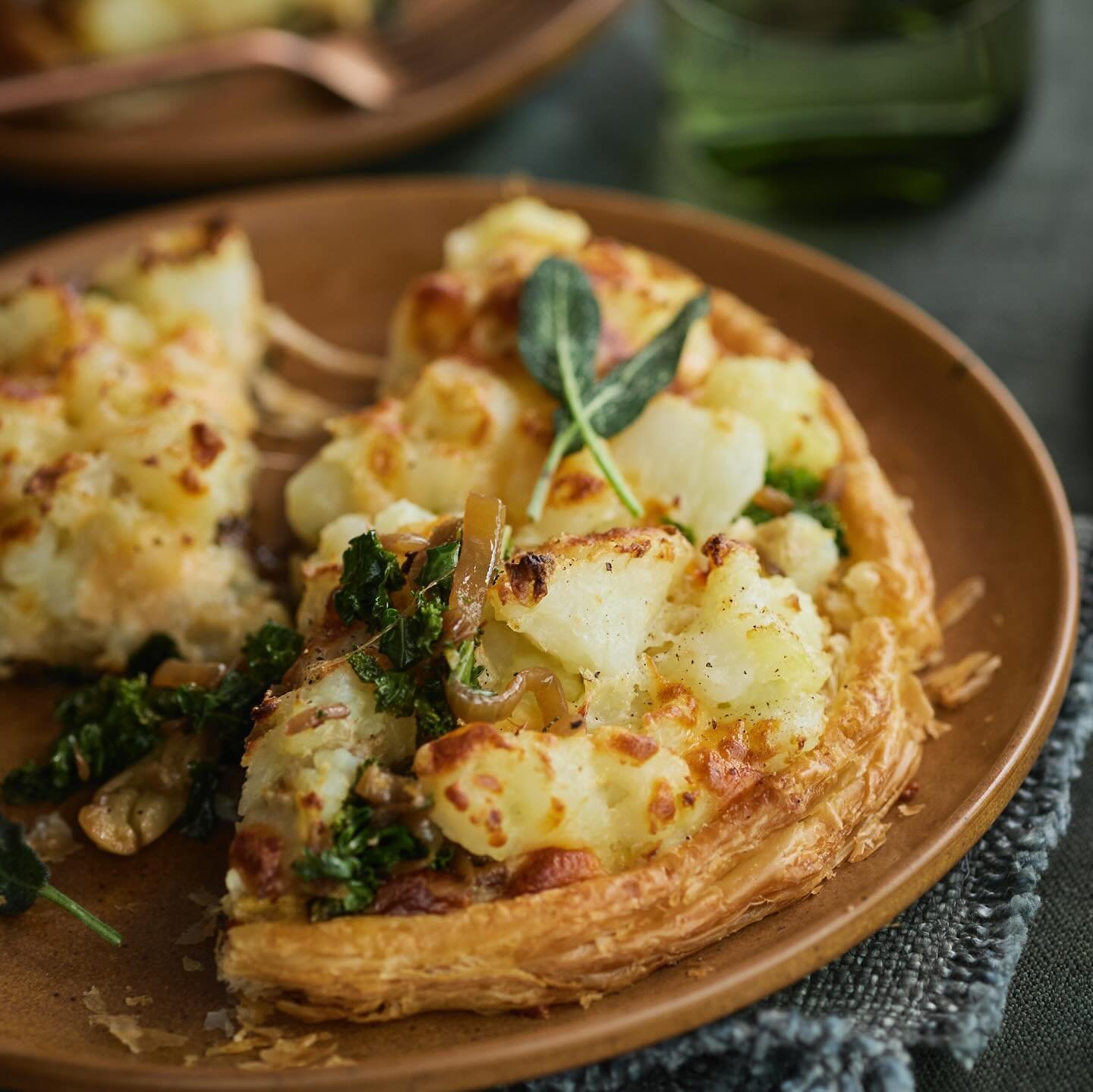 You need the recipe for this Potato and Smoked Cheddar Pie.. so follow the link through to @wapotatoes_ and grab the recipe in time for the cold settling in.
Recipe and styling @kateflowerfood 
Image @jessicawyld 
Deliciousness thanks to our gorgeous