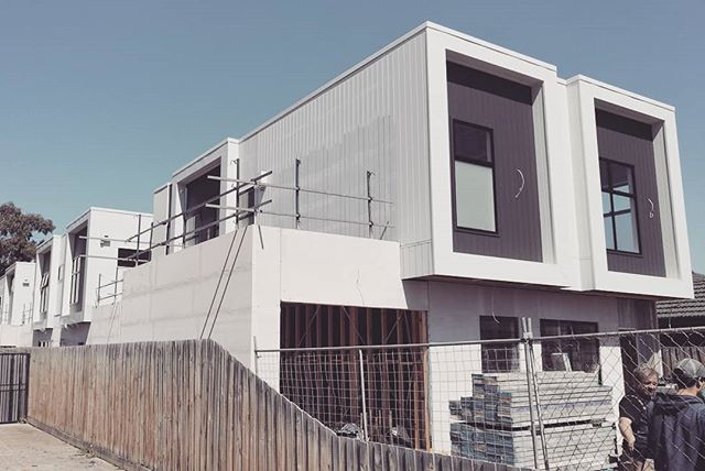 Scaffolding is finally down and spring is finally here ! Moving onto lower roofs and the finishing touches on the facades. Very keen to get started on the interiors now. 👷 #3LeslieSt #Construction #architecture #melbourne #weathertexcladding #colorb