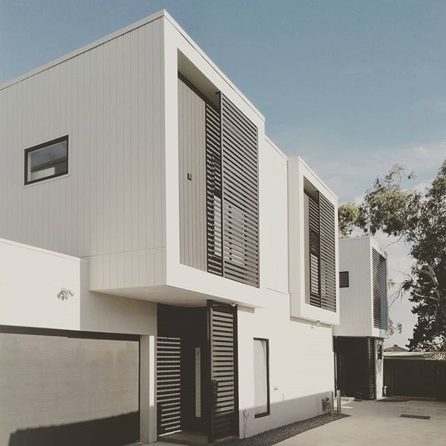 ⚪⚫♾ #3LeslieSt #architecture #melbourne #australianarchitecture #melbournearchitecture #melbournedesign #townhouse  #facadelouvres #colorbond #Weathertex
