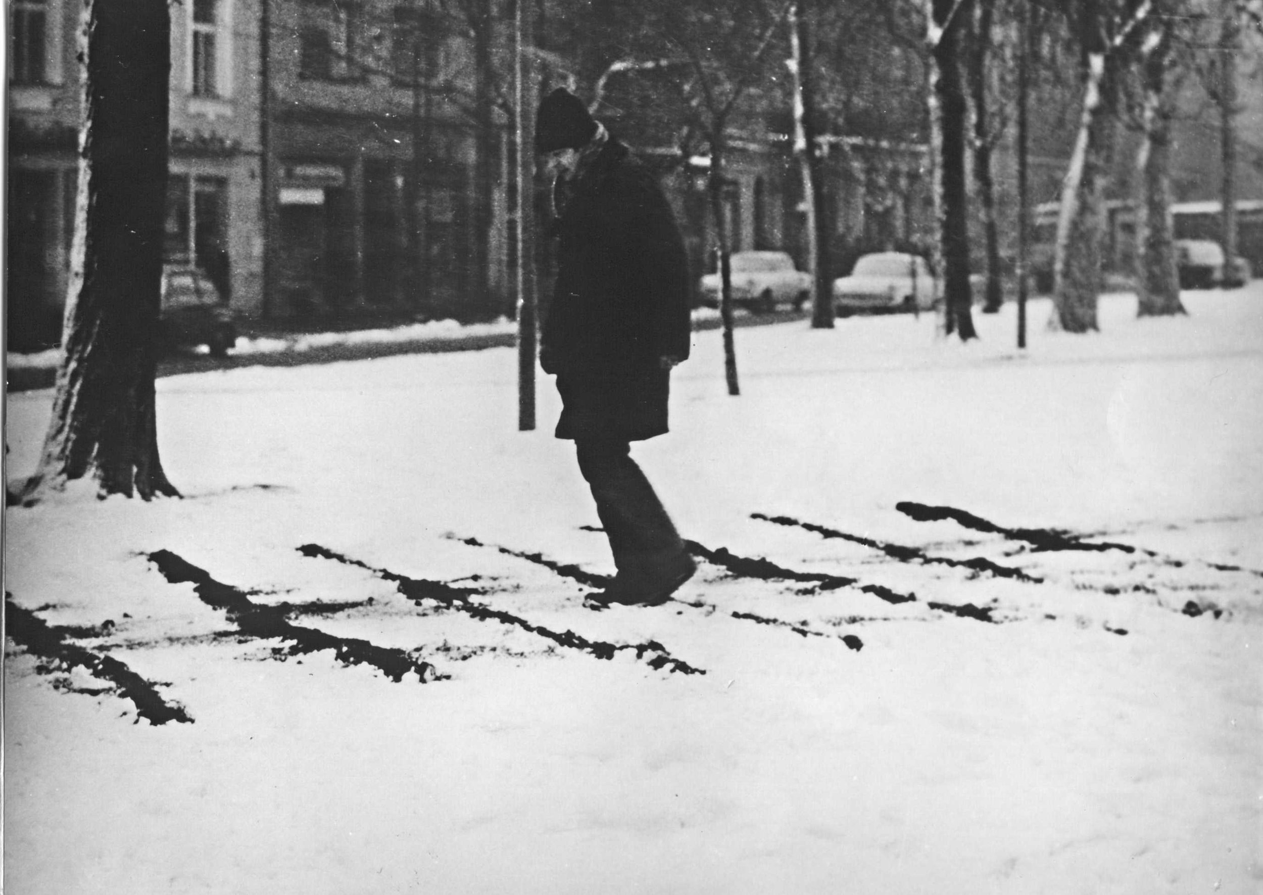 Bartoš Peter, 1969, Rozptyl čierneho rastra v snehu, fotozáznam akcie 2a, foto J. Bartoš, 12x15,5.jpg