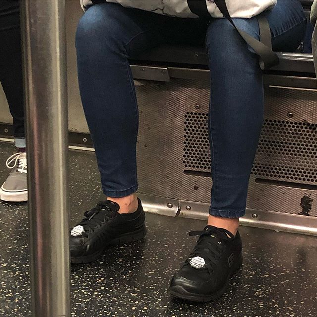 I &ldquo;get&rdquo; (but don&rsquo;t share) the &ldquo;keep the label&rdquo; trend. But keeping a slip resistant / memory foam tag, is a little to much... #whatiseeiswhatyouget #nyc #shoes #kicks #shoegame #mta