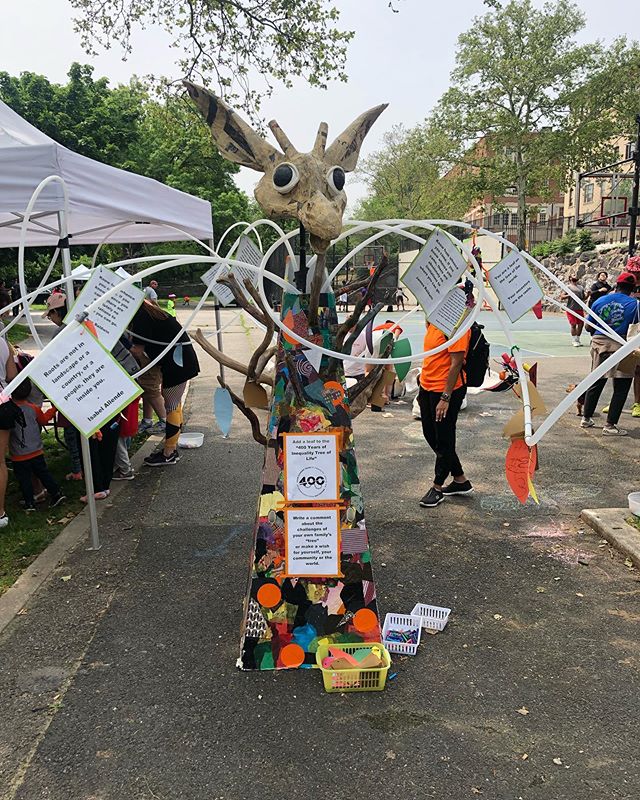 Doing some arts and crafts with our friends of @sugarhillmuseum at the Hike the heights day, all about joining people, roots, sharing, and walking the Giraffe Path. #whatiseeiswhatyouget #nyc #sugarhill #washheights