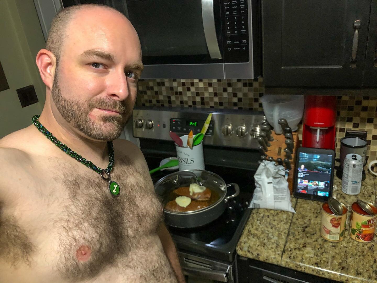 Cookin dinner &amp; watchin YouTube after a fun stream this evening 😋🐾
#farrstrider #chesthair #pup
