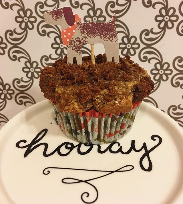 This week, banana cupcake with pecans, chocolate chips and hazelnut cookie crumb topping!😜
