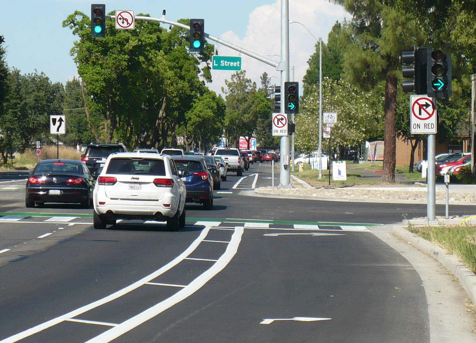 View along Covell at the intersection looking east. The bulb-out curb with signal pole lies directly in the path of the customary alignment of the bike lane.