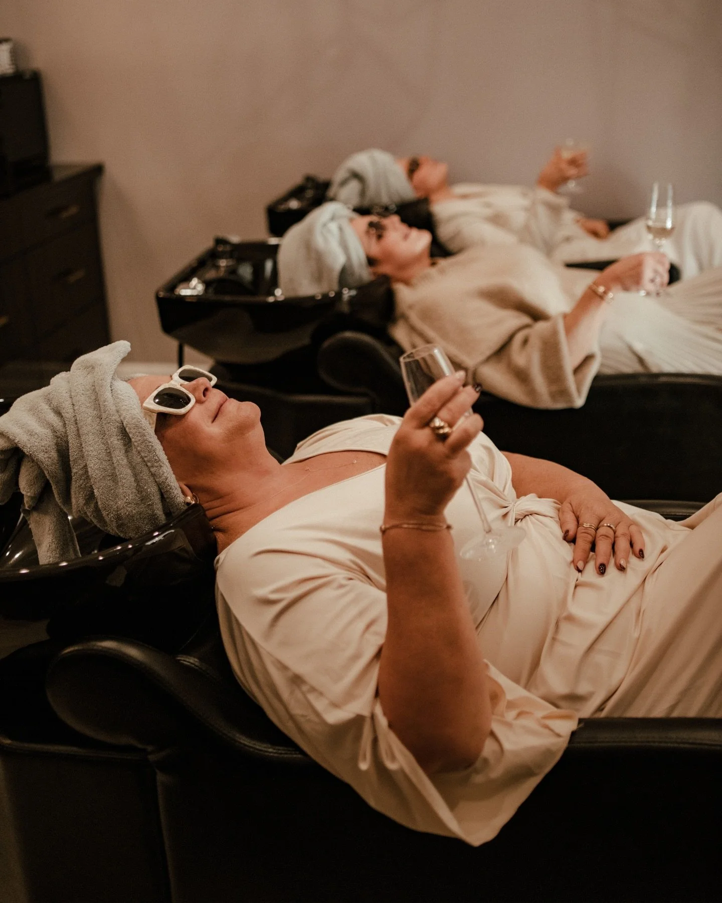 back with another quad cities woman owned business that i get the honor to work with, @bellasalonqc 💕 

#quadcitiesphotographer #quadcities #brandcontent #tagtheqc #davenportiowa