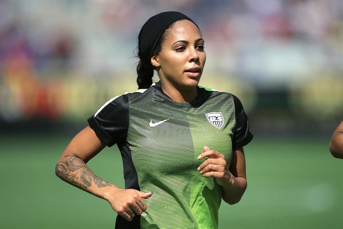 Sydney Leroux signs with Pride