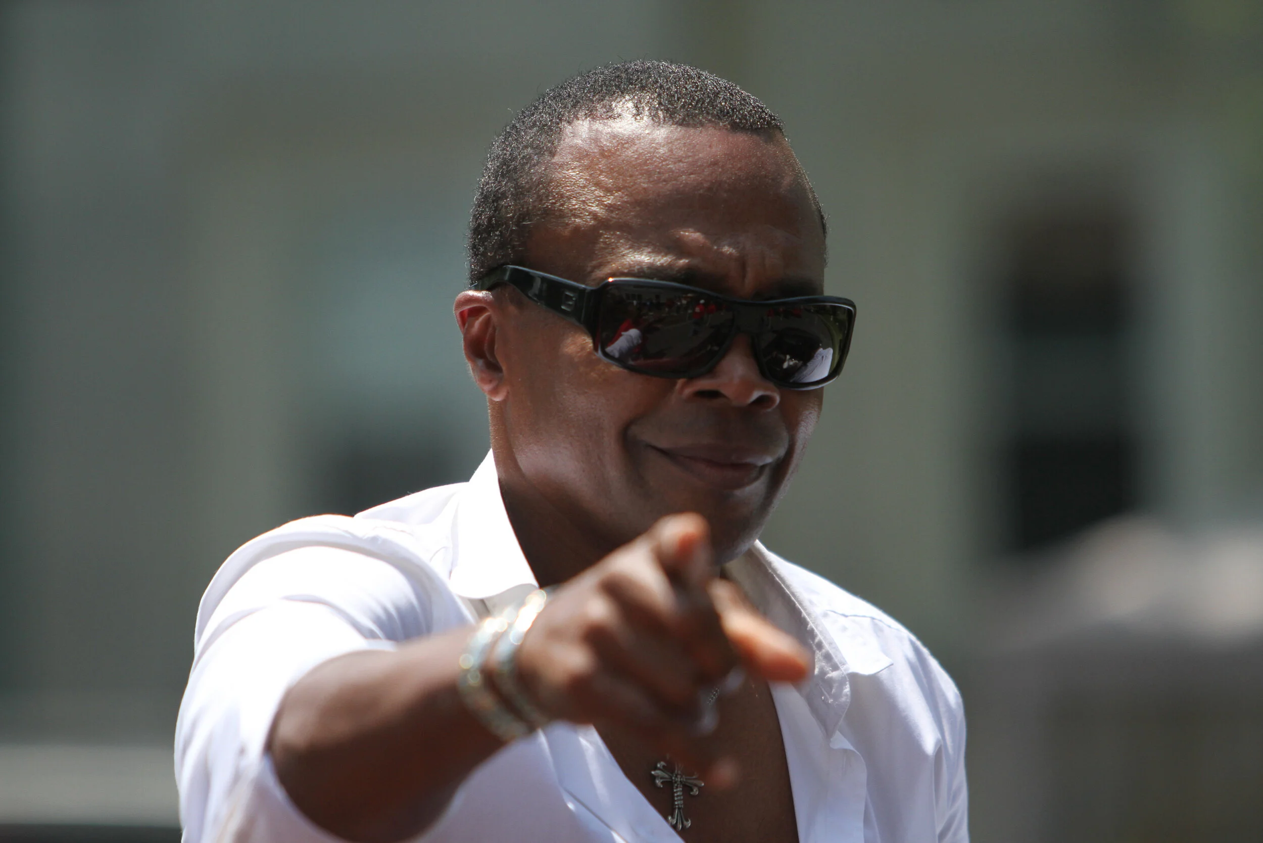 Sugar Ray Leonard points to the camera, don’t miss the event next year!  Photos by Alex Menendez
