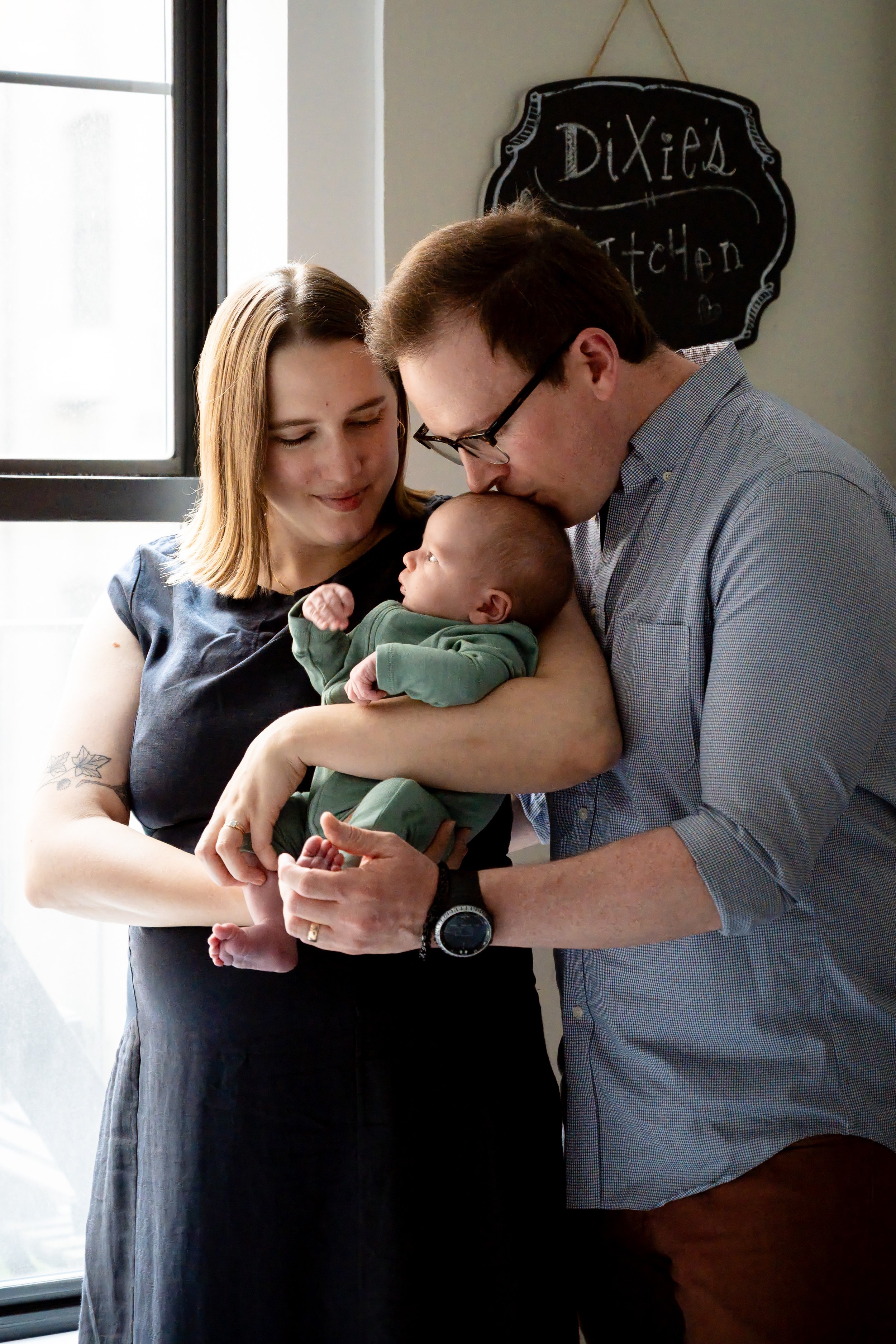 upper-east-side-newborn-family-kiss-04.jpg