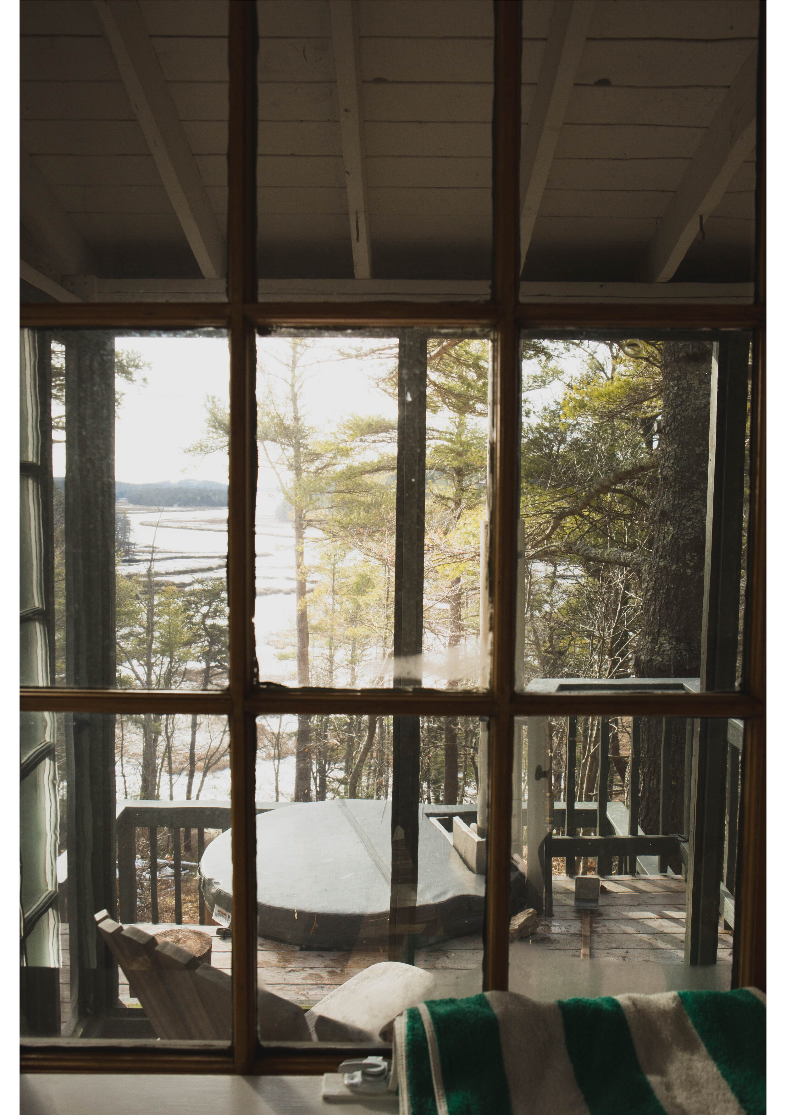 Seguin Treehouse Window View Screened in Porch Hot tub