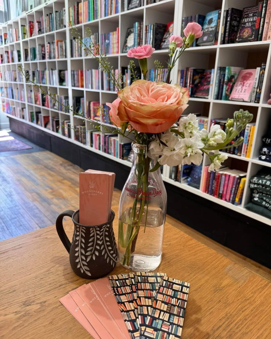 When your weekly floral delivery coordinates with your bookmarks 😍