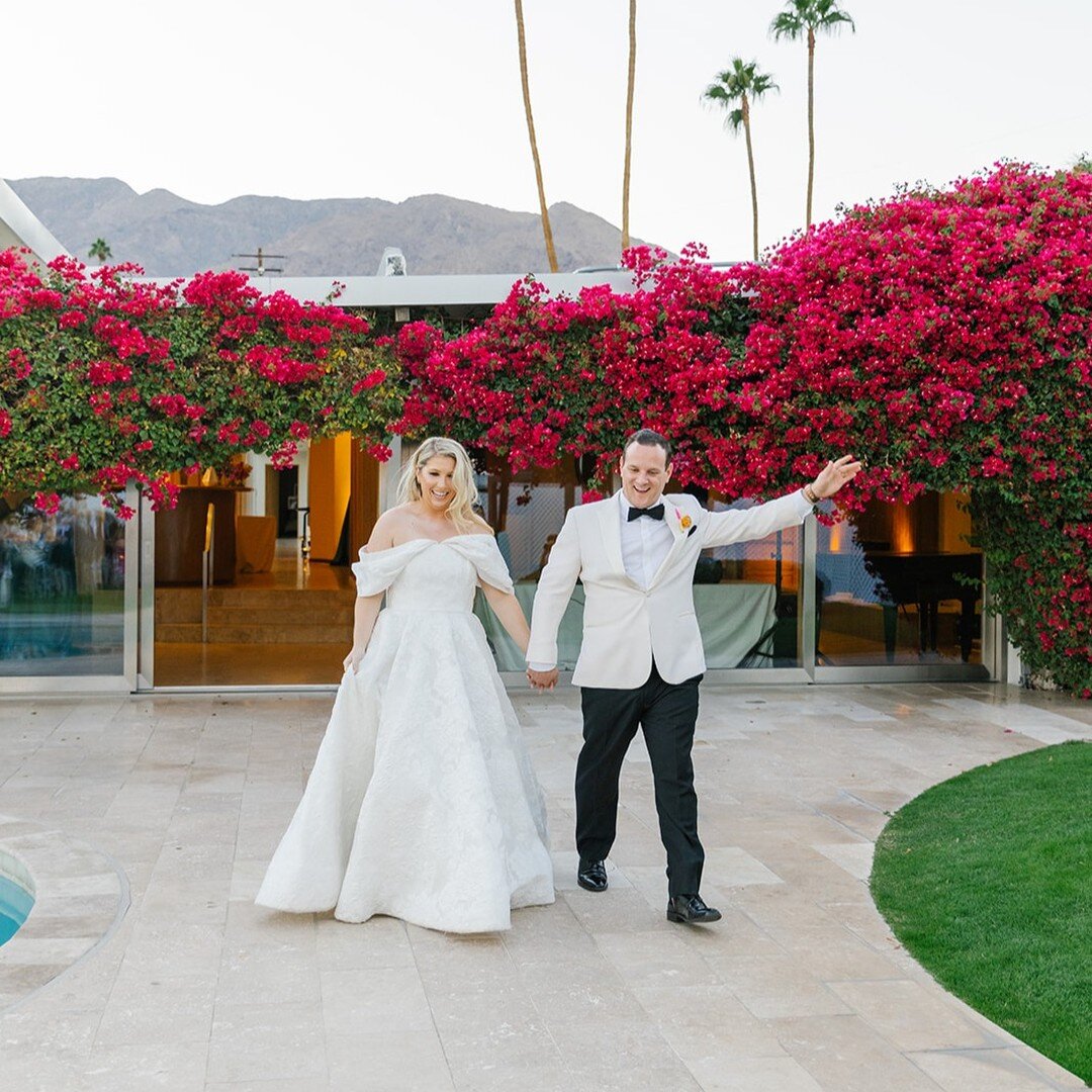 There's nothing quite like palm trees and bougainvillea against a California sunset. Manifesting my next California couple.. Bloom52 is ready for another west coast adventure!

Wedding Planner &amp; Bride: @cristenandcoevents
Day-of Coordinator: @kge