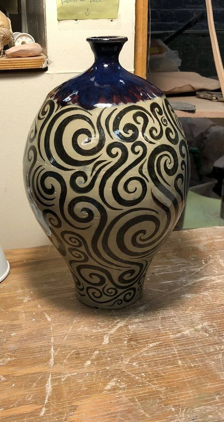 swirly vase.jpeg