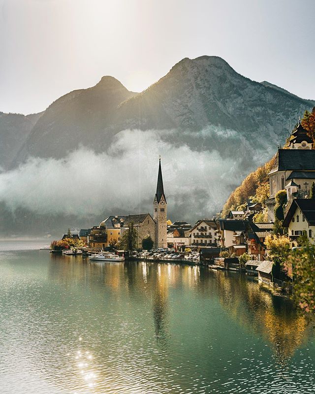 Well yep Austria is definitely worth the hype. Even though this place was pretty tourist heavy- walking the back streets away from the crowds truly felt like being in a fairytale ✨