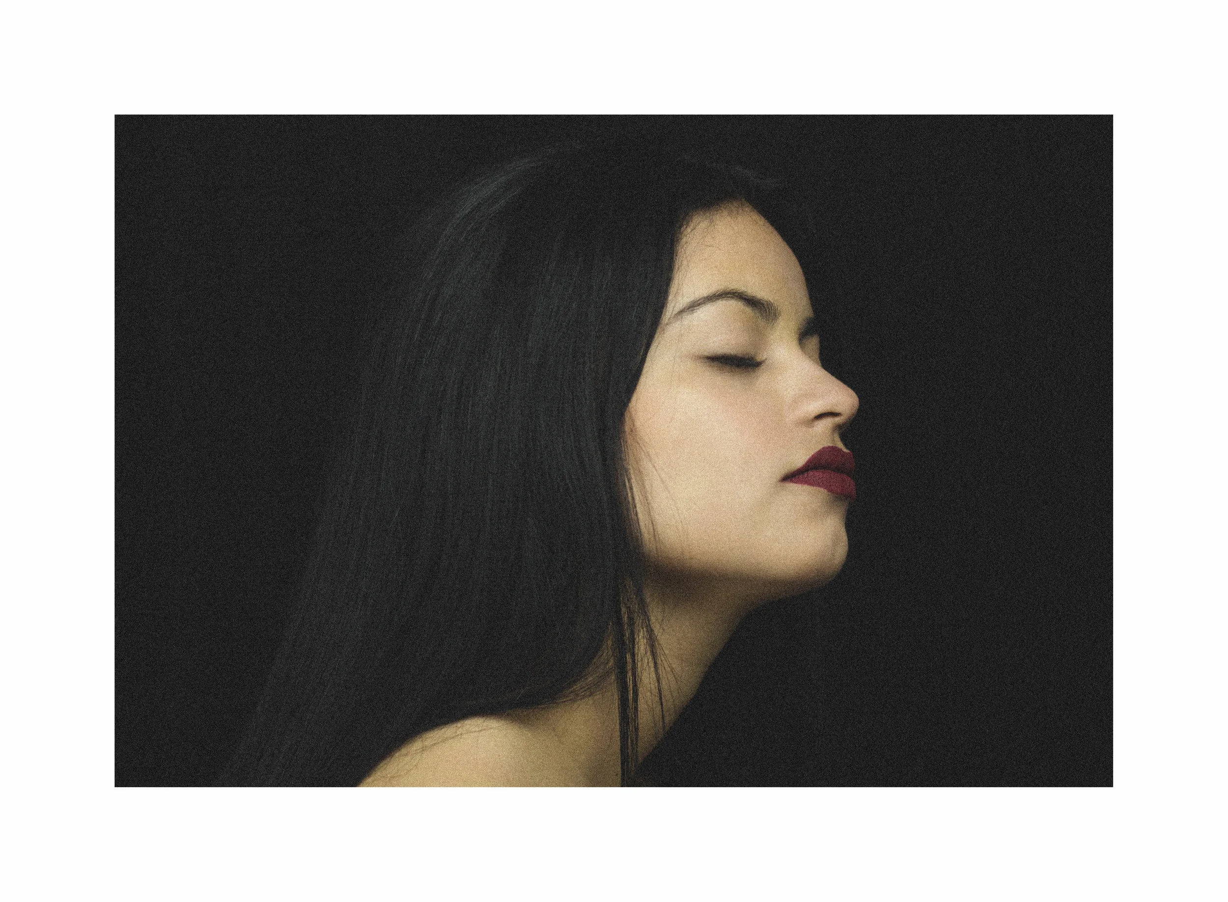  Illusions, is a series of portrait with artificial light, based a little on conceptual portraits and also a serenade of endless inspiration. 