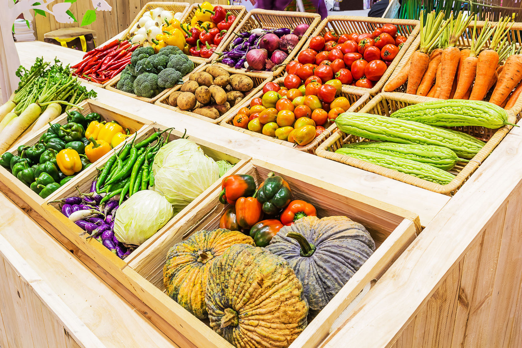 На прилавках магазинов лежат отборные овощи. Овощи и фрукты. Прилавок с овощами и фруктами. Овощной прилавок. Овощи и фрукты на рынке.