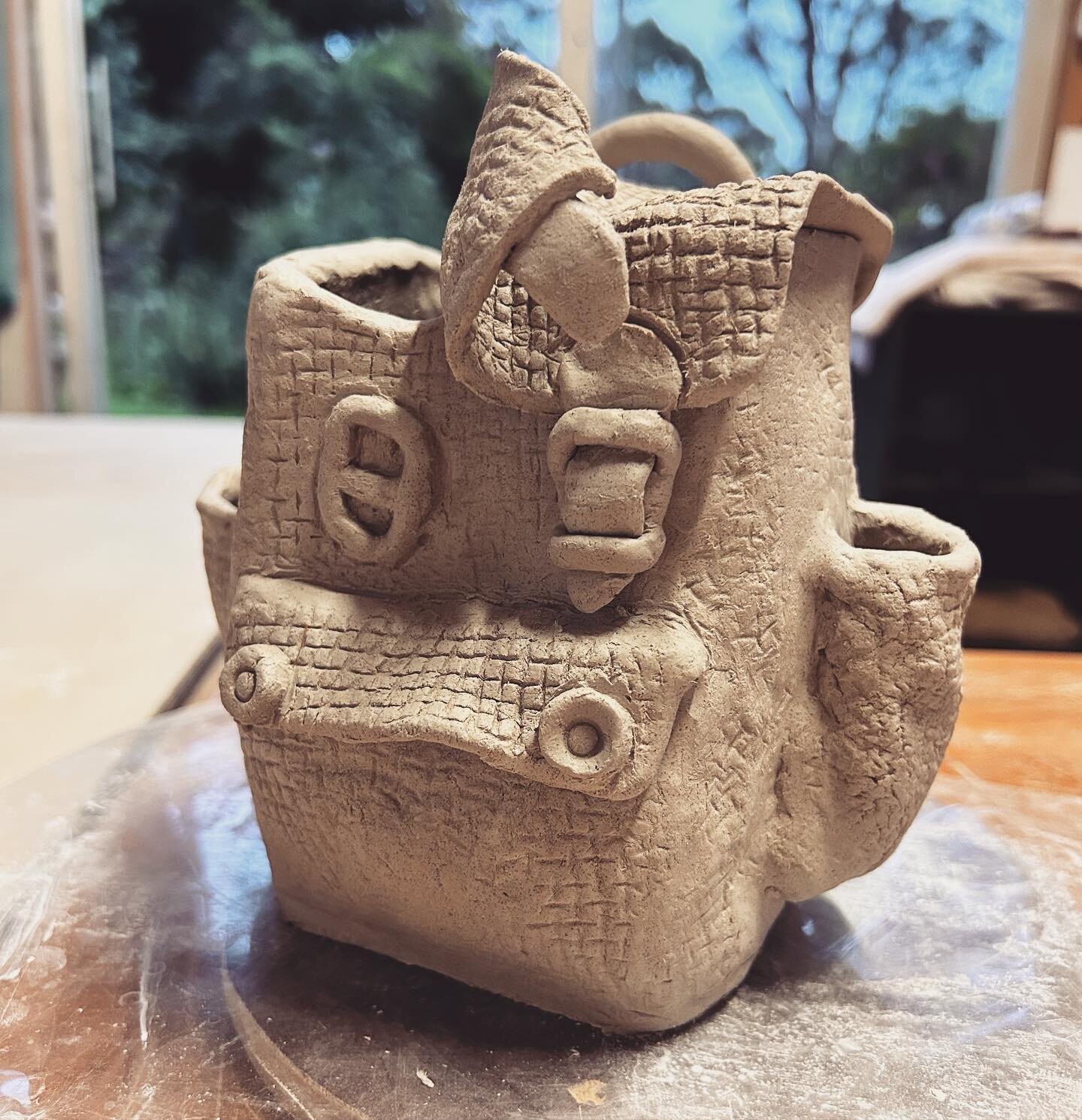Making for the sake of making. Loving getting my hands in the earth and learning to shape clay with the legend of Narooma town @jennibourke1 - forming a tiny desktop rucksack stationery holder 🎒 so much fun to get lost in paper clay and conversation