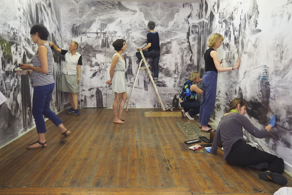 L'atelier dessin de la Maison de la création de Laeken intervient au finissage dans l'installation 'Bétharram' de Hélène Petite à l'espace 10-12.be. Copyright Margaux Guichard et Hélène Petite