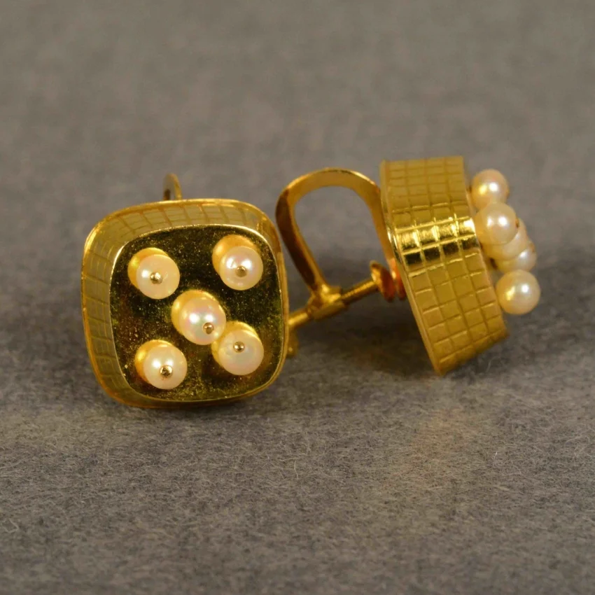 A pair of Sigurd Persson golden earrings with pearls that we have previously sold. We regularly get jewellery from Sigurd Person into our collection.