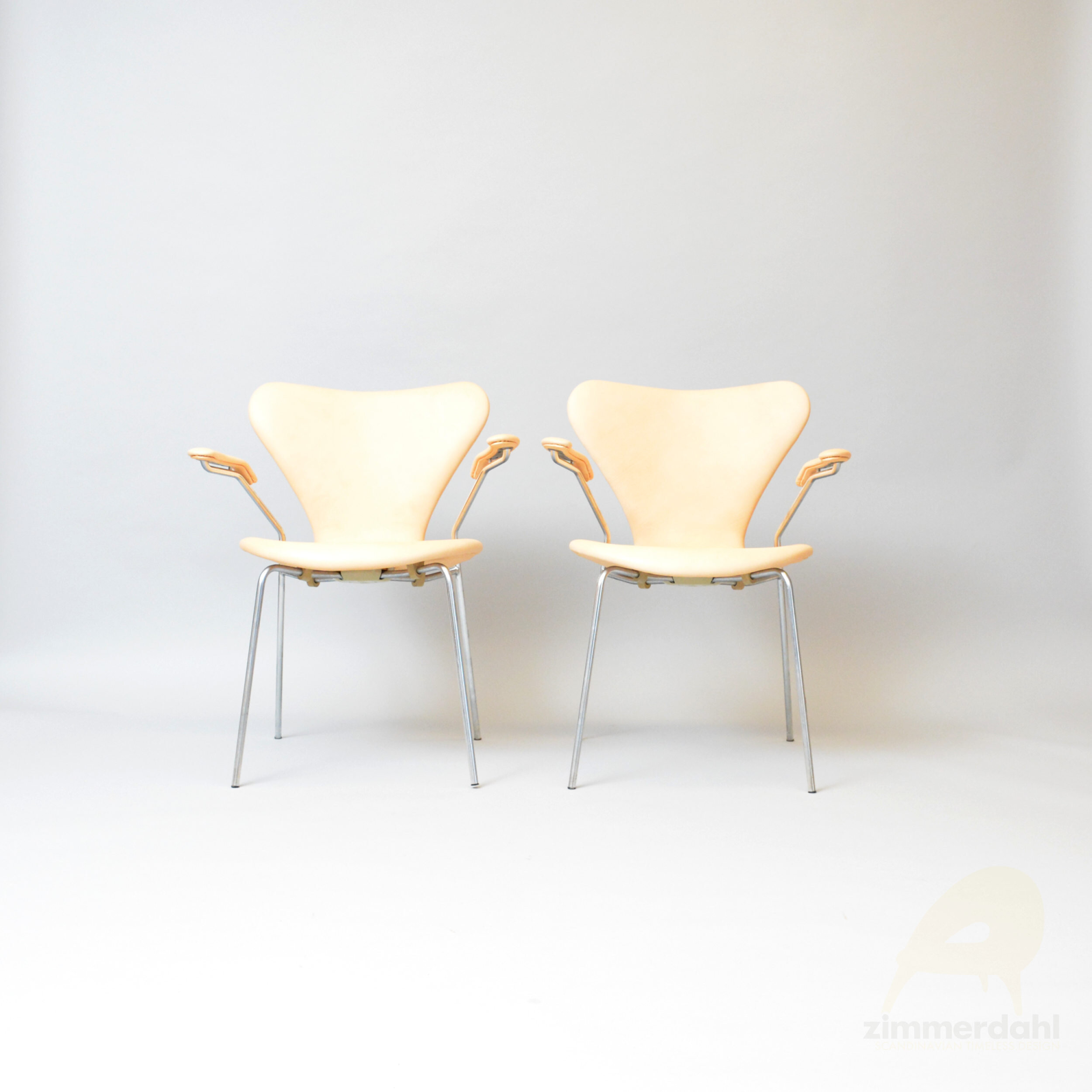Pair of 3207 Armchairs,  Seven, by Arne Jacobsen for Fritz Hansen, Denmark