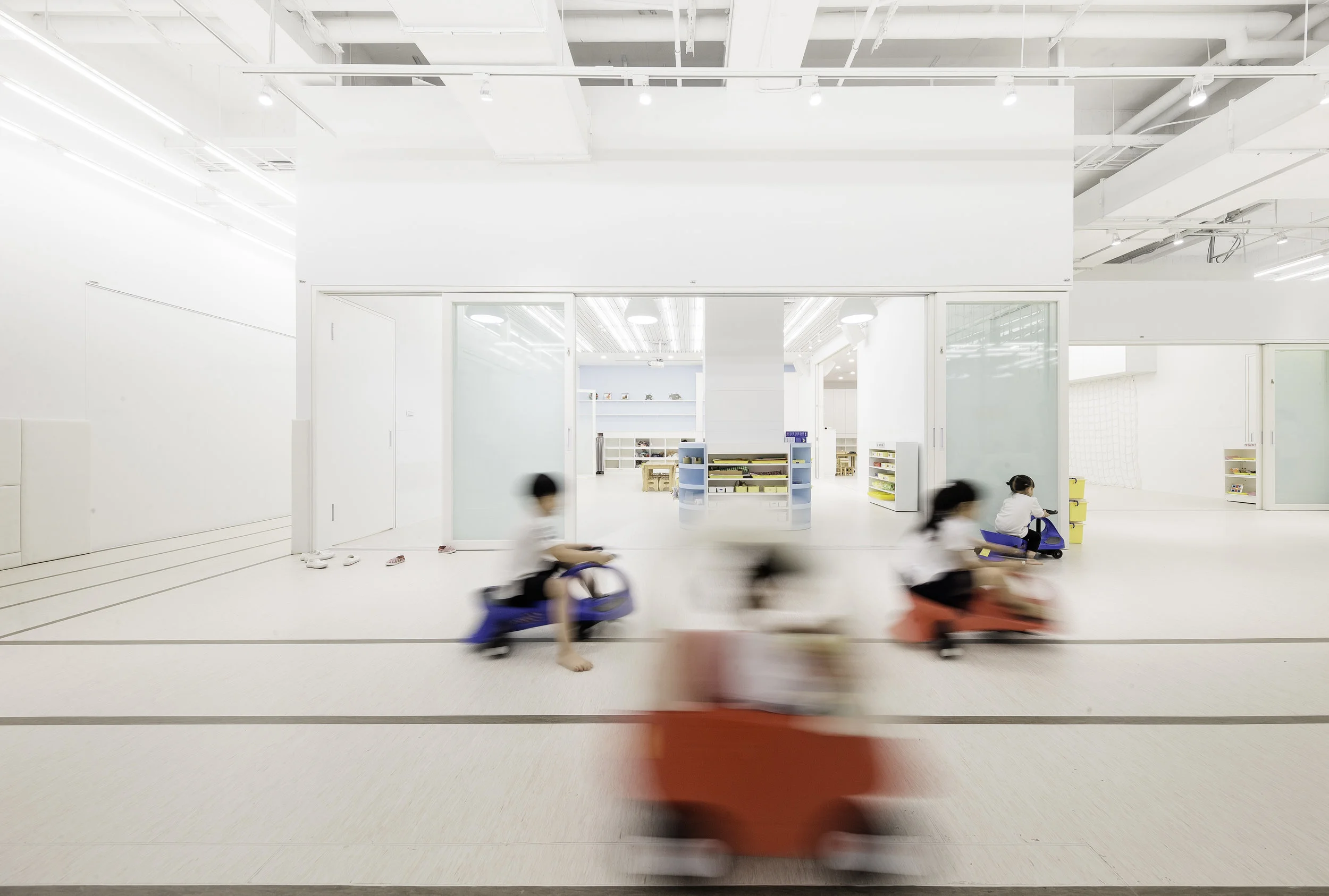 環形跑道，隔間設計，開放空間