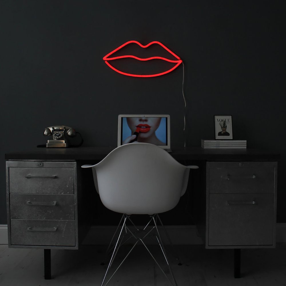 led-neon-light-red-lips-lifestyle.jpg