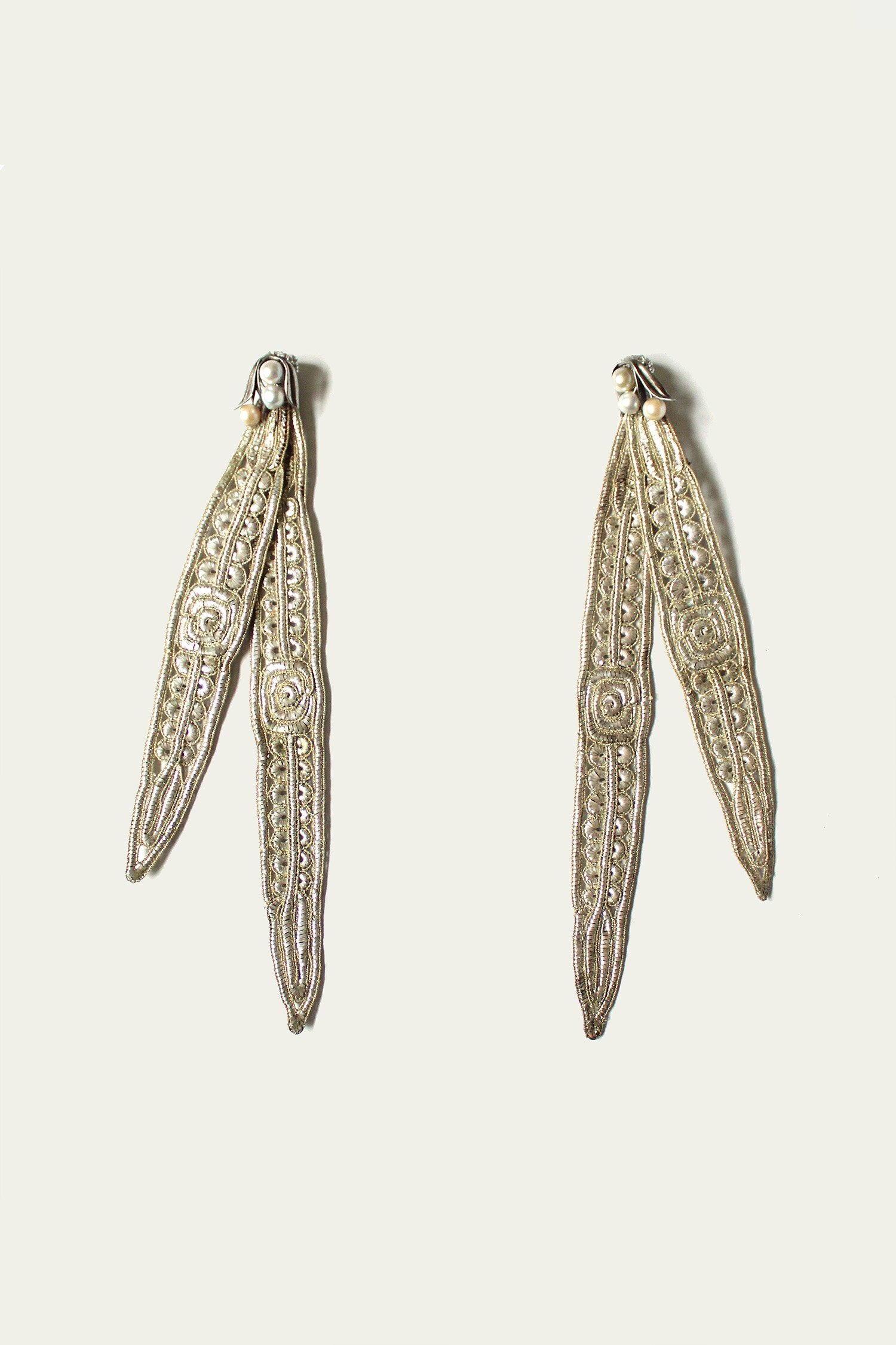 Hall of Wonders - Feuille Earrings