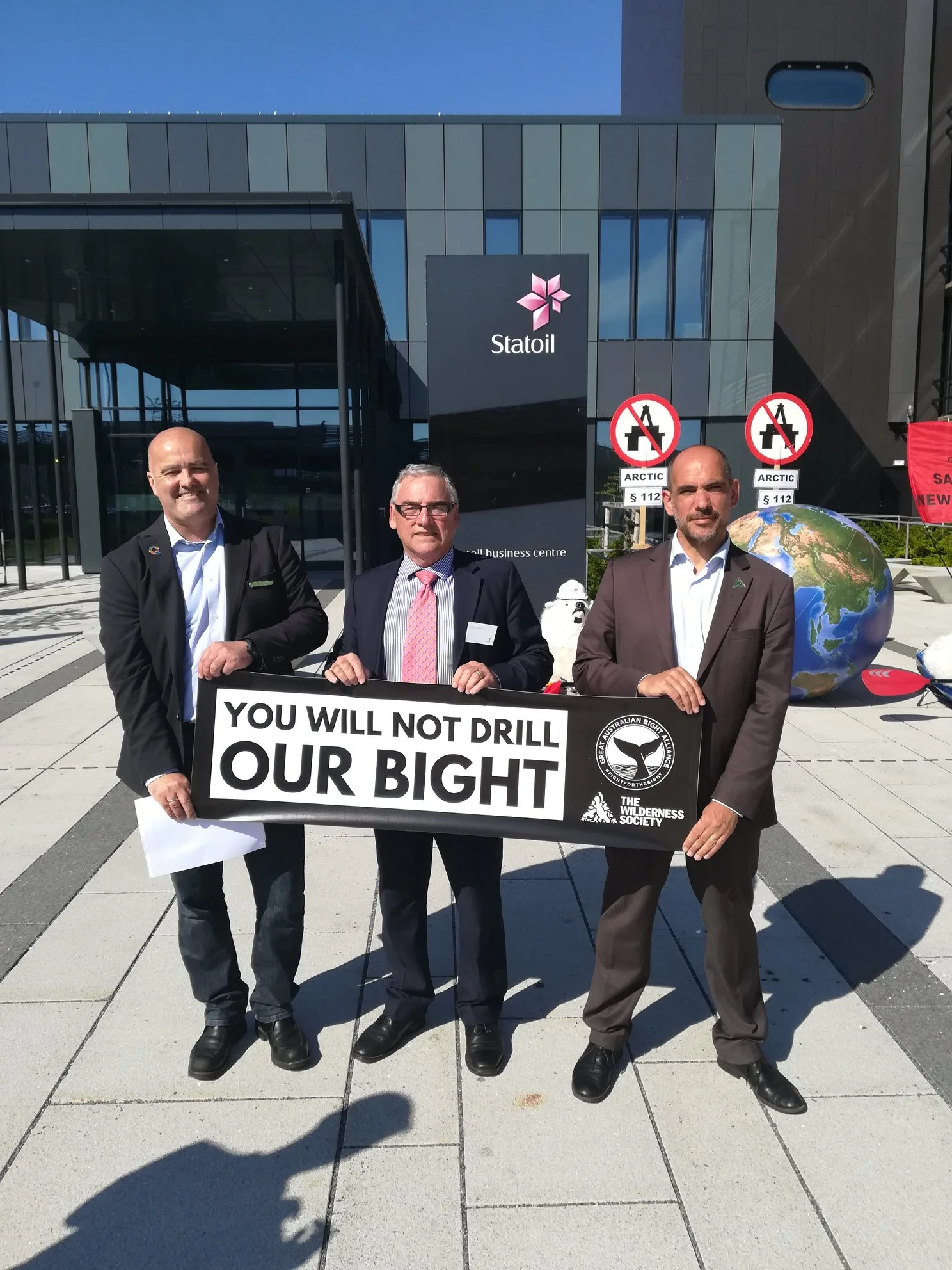 Martin Norman fra Greenpeace Norge med Kangaroo Island’s ordfører Peter Clements og Luke Chamberlain fra Wilderness Society under Statoil/Equinors generalforsamling i Stavanger.