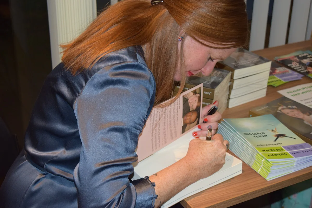 Beim signieren - ich liebe es eine persönliche Ermutigung ins Buch zu schreiben!