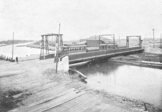  Streetcars crossing the New Basin Canal bridge on Carrollton Avenue, 1901.&nbsp; 