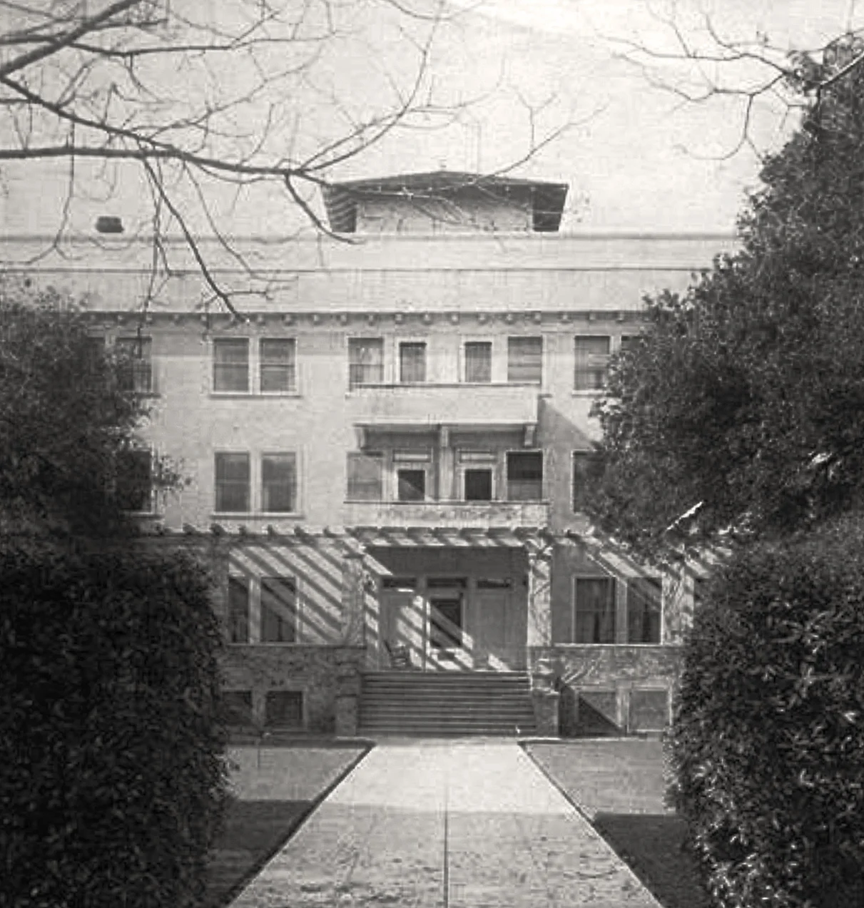 The old Peninsula Hospital shortly after it was opened in 1910. (Picture taken from the Churchill Ave. side.) PAHA photo.