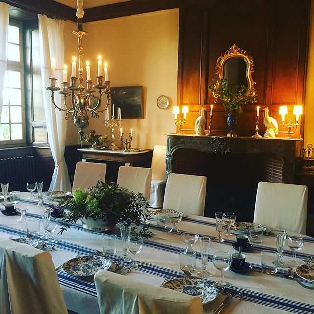 Every dinner is a special one @chateaudorion  #dinner #dining #chateaudorion #interiordesign #interior #cheminee #candlelight #candle #shinealight #music #literature #art #culture #exchange #share #thoughts #thinkingweek #pyreneesatlantiques #bearnde