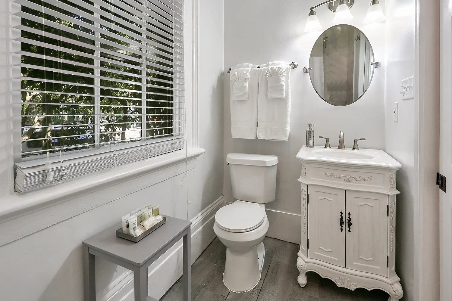 Room 1 - bath 1.jpg
