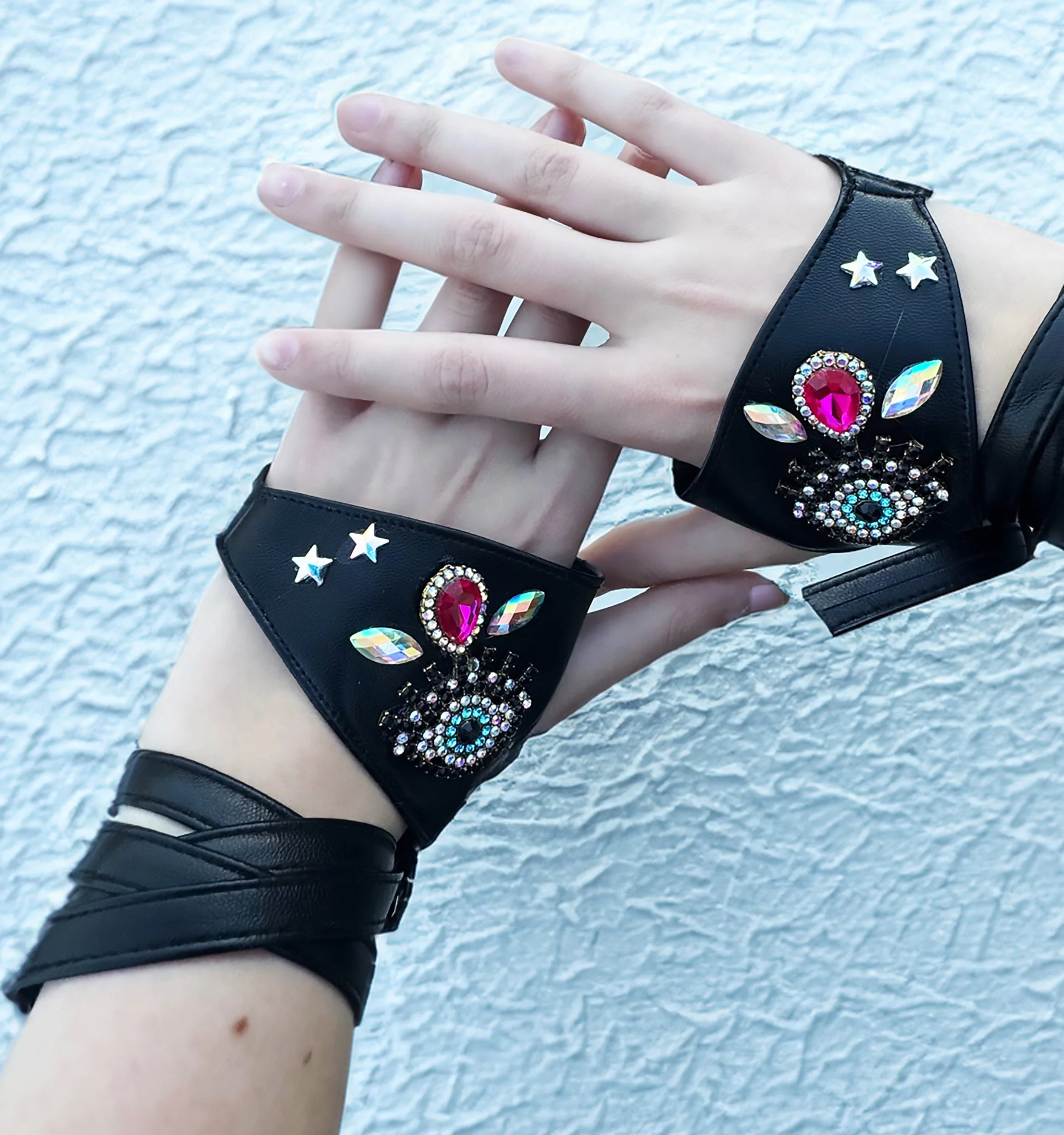 make_a_circle_logo_with_a_geometric (2).jpeg