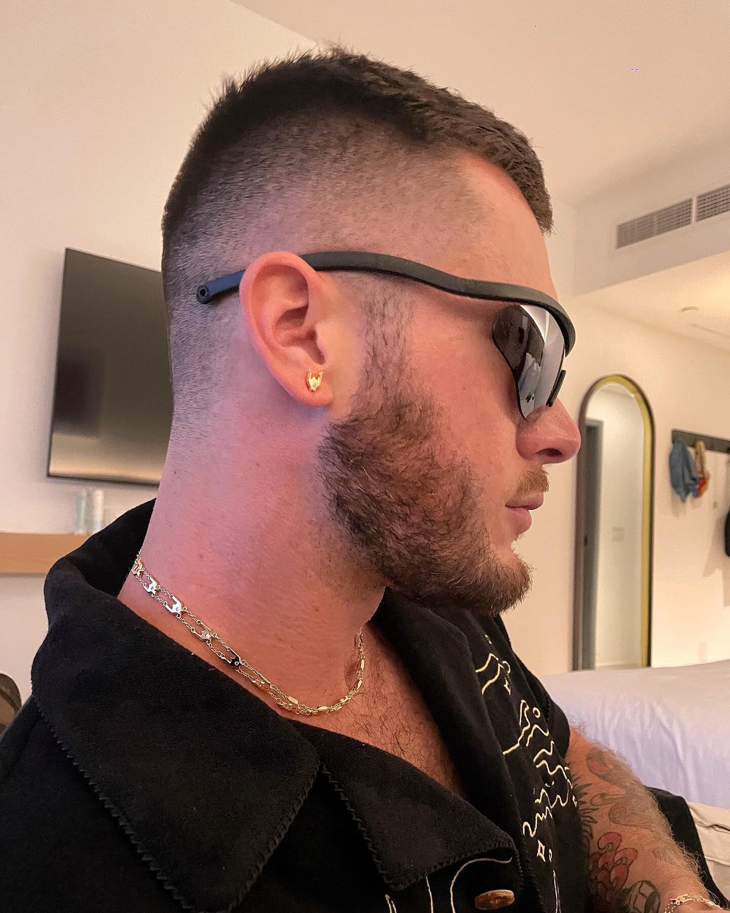 A versatile stud @tannblou wearing the houndstooth stud, necklace and bracelet in 14k gold.