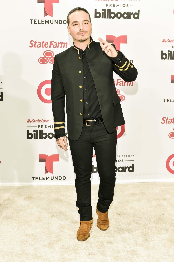 peor-vestidos-alfombra-billboard-J-Balvin-682x1024.jpg