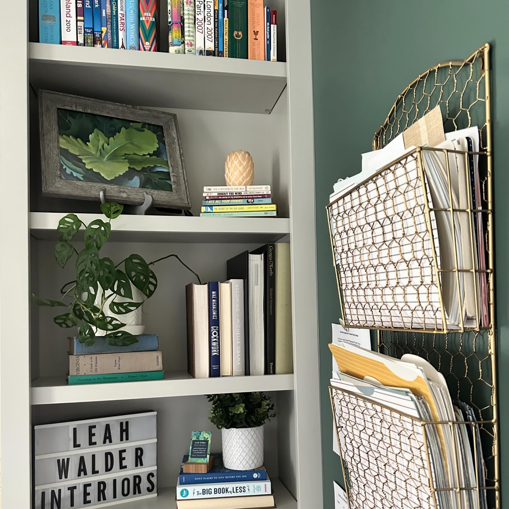 Curious what designers (including me!) recommend to help spruce up your home for Spring? Check out the #linkinbio for some great tips! Hint, hint, my tip is hidden in this #shelfie 🪴