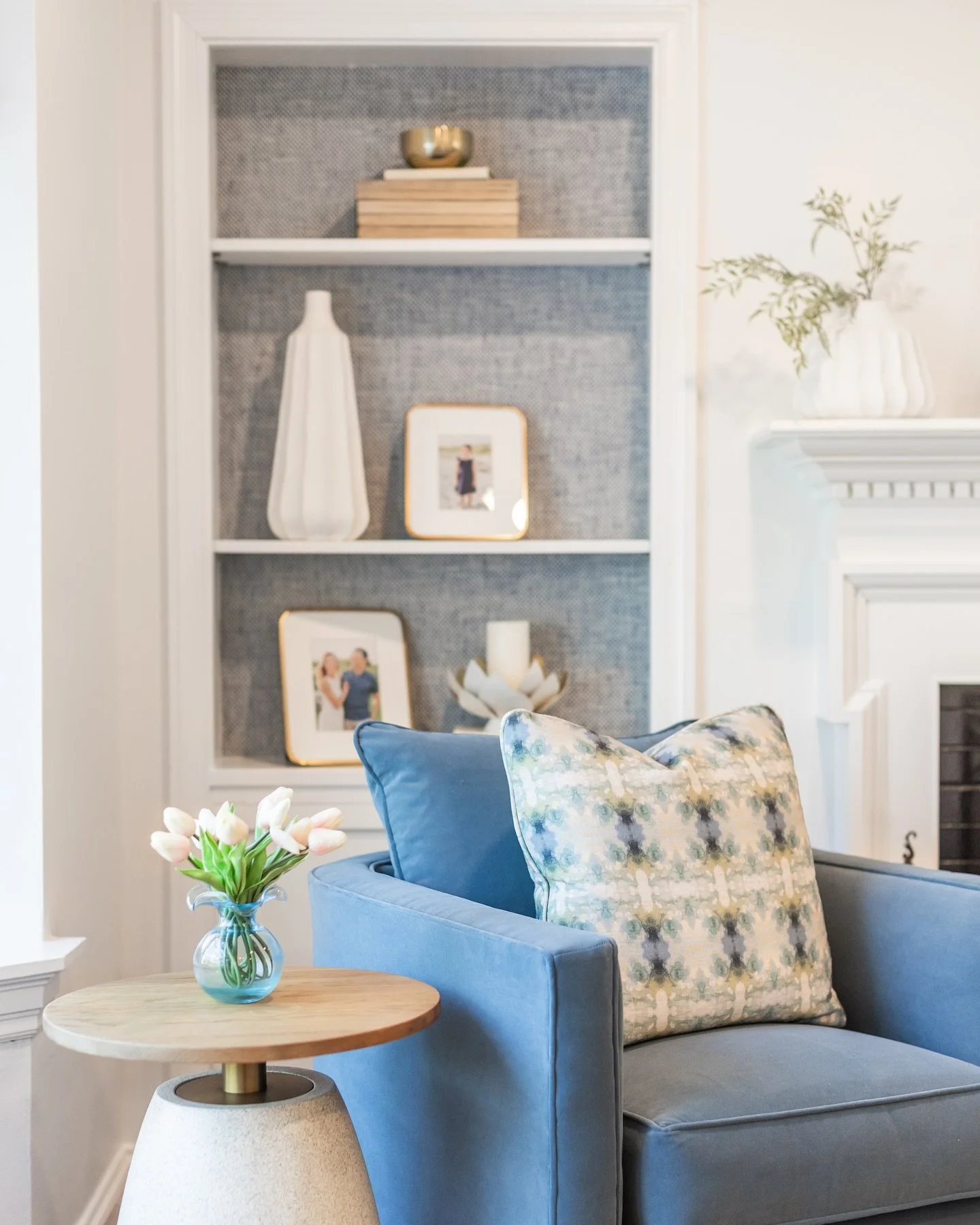 Living and dreaming in (subtle) color: a newly finished project features clean lines and blue accents in the living room and soft pastels in the primary suite. 

📷: @craighutsonphoto