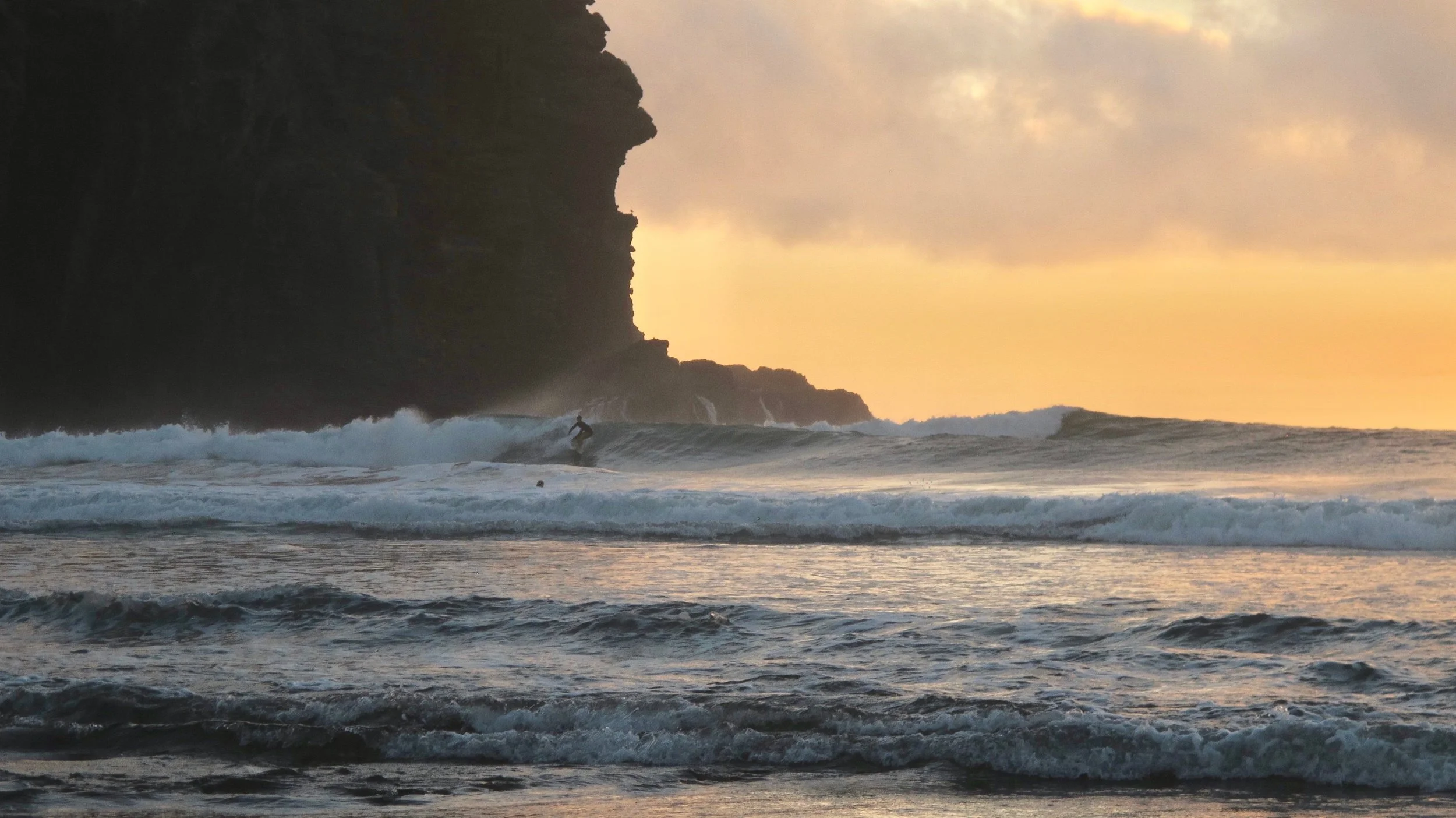 Surfing in Piha - New Zealand