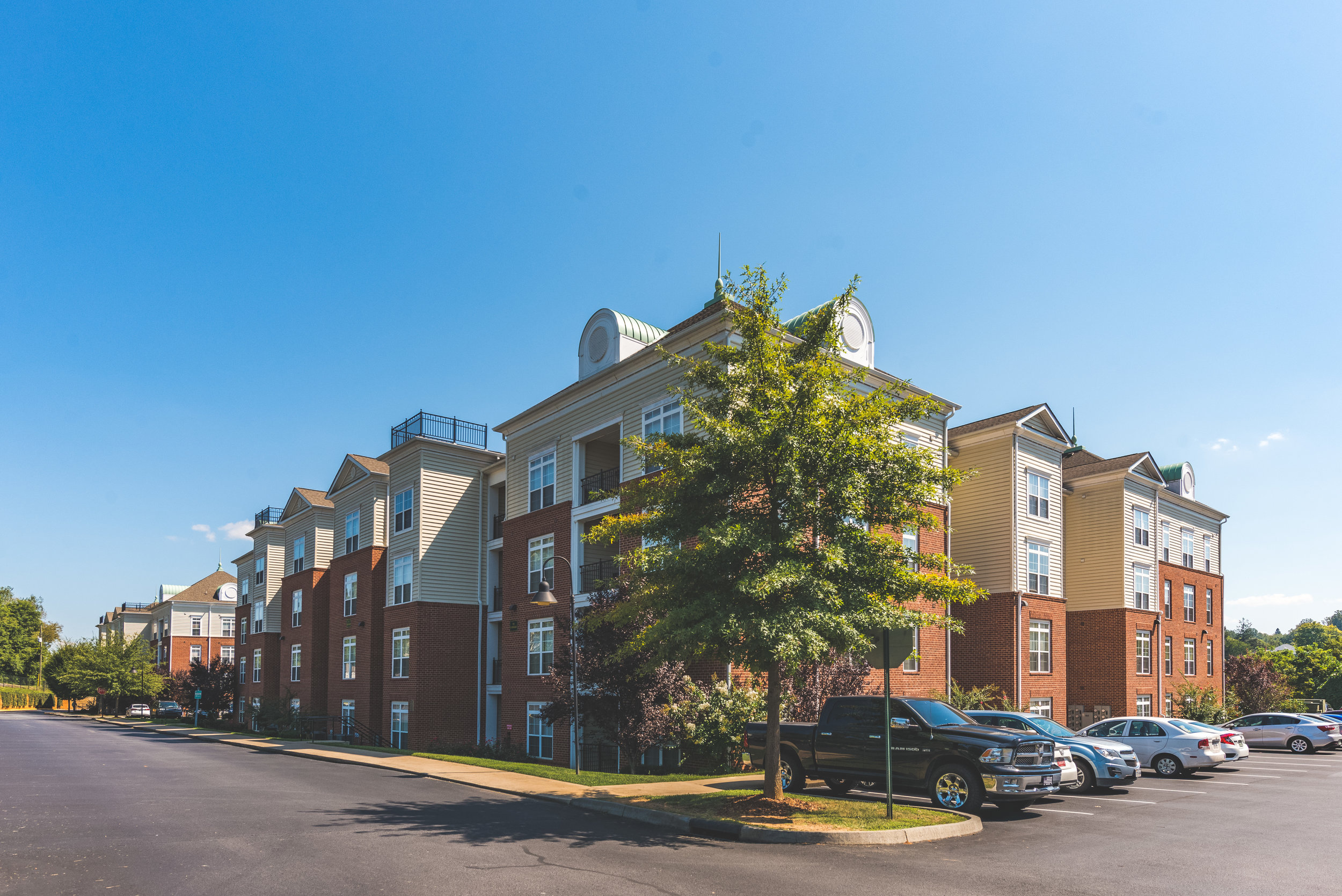 UNIVERSITY EDGE Student Living 2, 3, & 4 Bedroom OffCampus