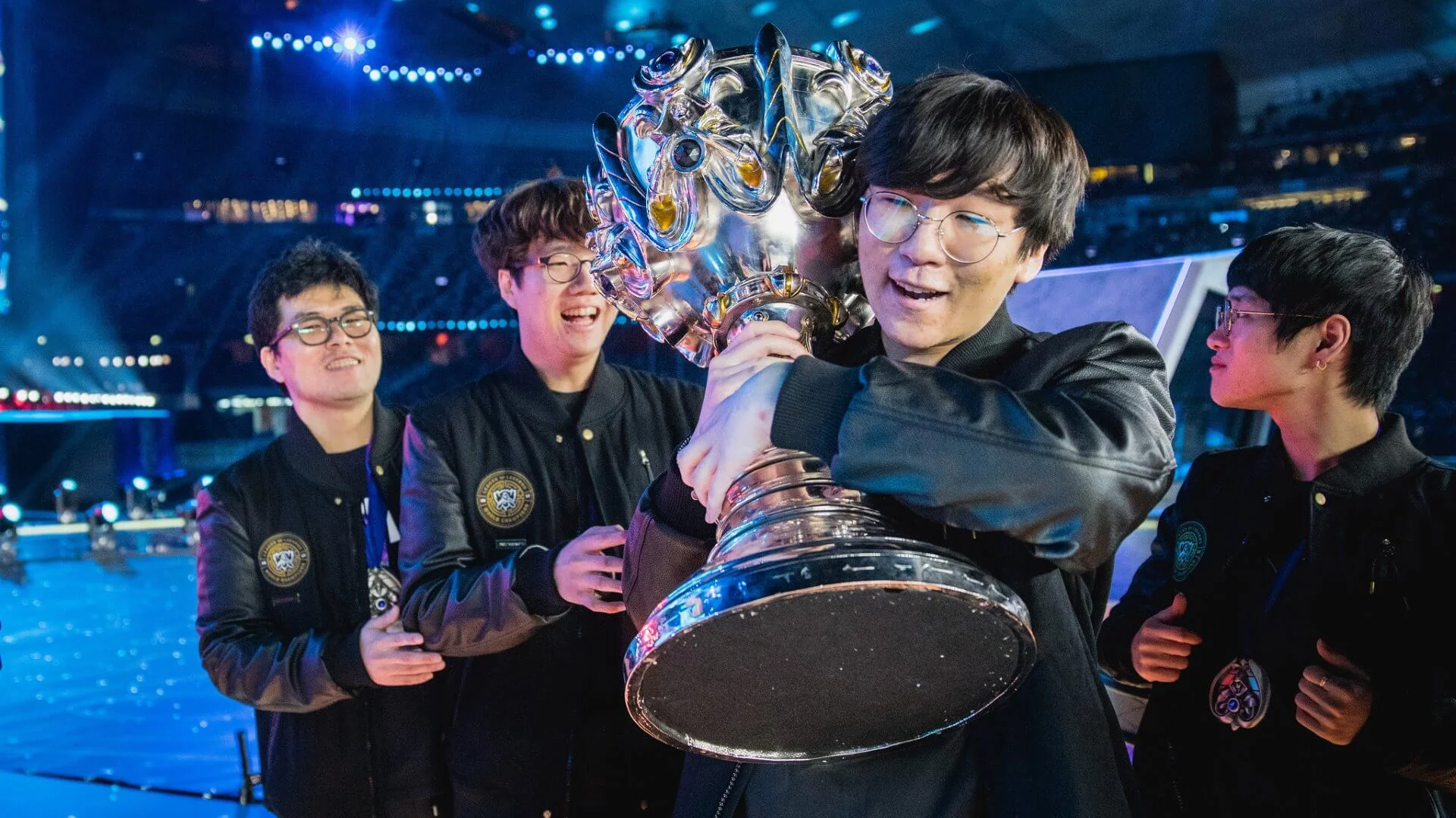 Samsung Galaxy holding the trophy at 2017 World Championship