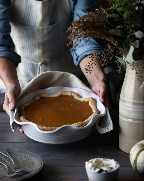 Farmhouse_Pottery_Laurel_Pie_Dish_2.jpg