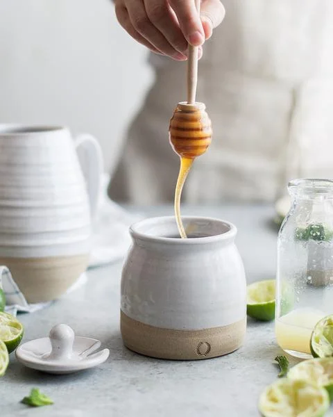 Farmhouse_Pottery_Beehive_Honey_Pot_with_Wooden_Dipper_2.jpg