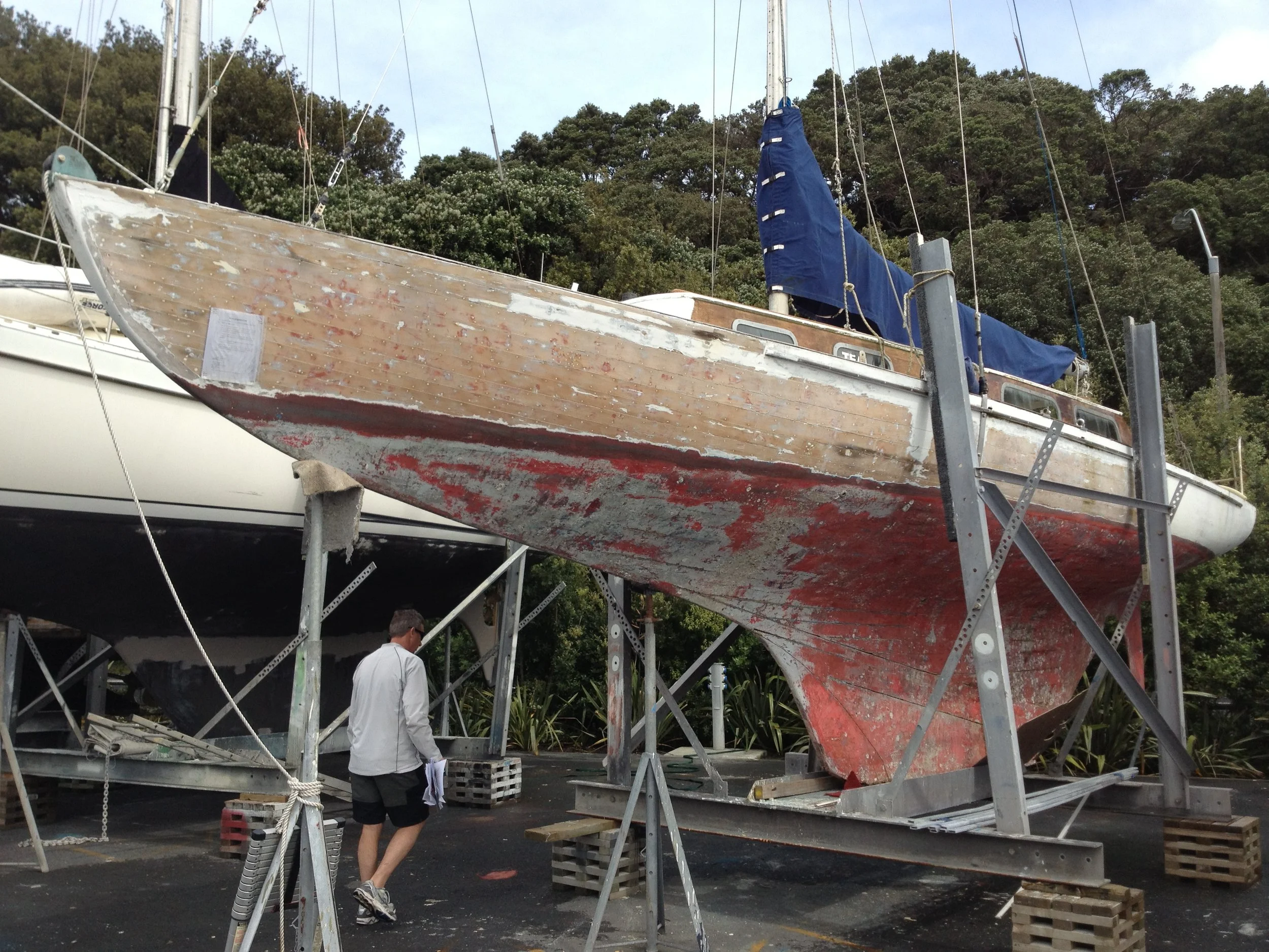 Pre-restoration Teal sits at the Orakei Marina with the Writ for removal and disposal attached to her hull.